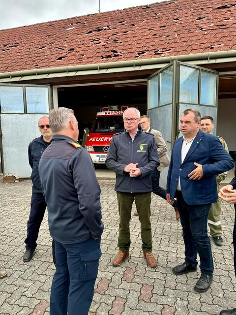 LH-Stellvertreter Stephan Pernkopf (M.) und Bürgermeister Reinhard Ringl (r.) im Gespräch im Landesfeuerwehrkommandant Dietmar Fahrafellner und Bezirksfeuerwehrkommandant Manfred Damberger (l.) | Foto: Büro LH-Stv. Pernkopf