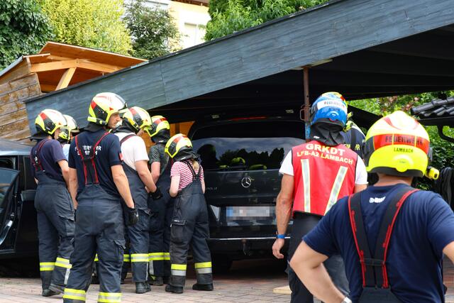 Die Feuerwehr sicherte das Dach, dann konnte ein parkendes Auto vorsichtig herausgefahren werden.  | Foto: laumat.at/Matthias Lauber