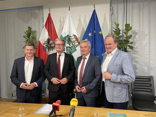 Zukunft der Kinderbetreuung soll mit den Geldern aus dem Finanzausgleich gesichert werden: Diese Maßnahme stellten am Montag Kurt Wallner (Städtebund), LH Christopher Drexler, LH-Stv. und Finanzreferent Anton Lang sowie Erwin Dirnberger (Gemeindebund) vor.  | Foto: MeinBezirk