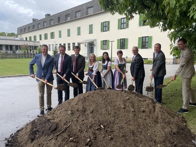 Im Rahmen des 70-jährigen Jubiläums wurde der Spatenstich für ein neues naturwissenschaftliches Zentrum gelegt.  | Foto: MeinBezirk