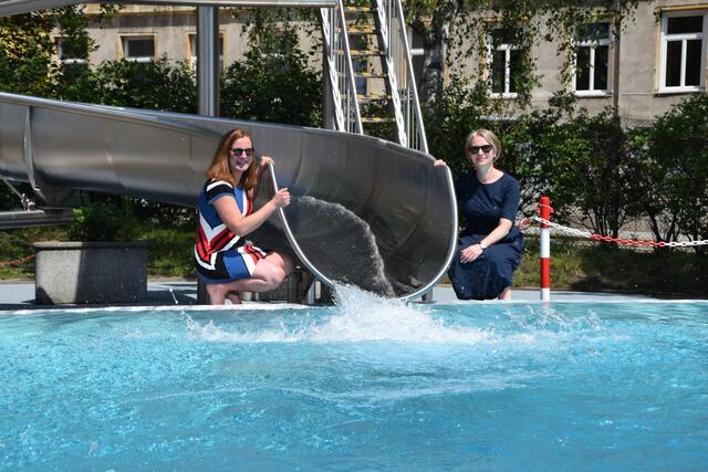 Michaela Schüchner (re.) und Andrea Mautz (beide SPÖ) überließen den Sprung ins kühle Nass den kleinen Badegästen.  | Foto: Patricia Hillinger
