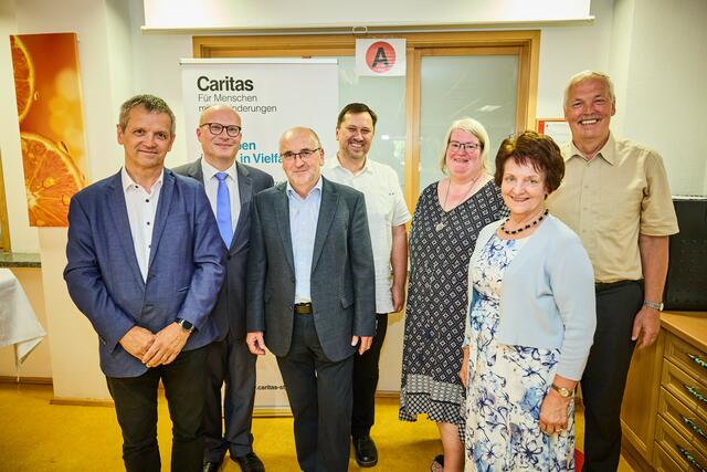 v.l.: Bereichsleiter Martin Kargl, Bezirkshauptmann Günter Stöger, Fachbereichsleiter Karl Lackner, Caritas-Direktor Hannes Ziselsberger, Leiterin Katrin Leutl, Bürgermeisterin Ludmilla Etzenberger und Theologischer Referent Johann Wimmer. | Foto: Franz Gleiß
