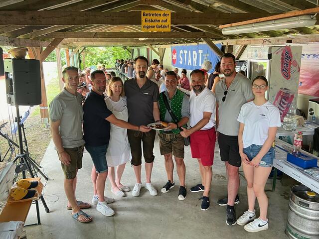 Obmann Markus Ronacher (Mitte mit Gattin Carmen) und sein Team konnten zahlreiche Gäste beim traditionellen Familienfest des Vereins begrüßen – unter ihnen auch Bürgermeister Markus Lakounigg, Gemeinderat Thomas Koberer und Feuerwehr-Kommandant Franz Roscher | Foto: SK ASKÖ Greuth