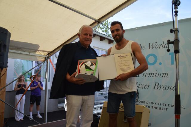 Leon Sokrat mit Leo Windtner. | Foto: Admira