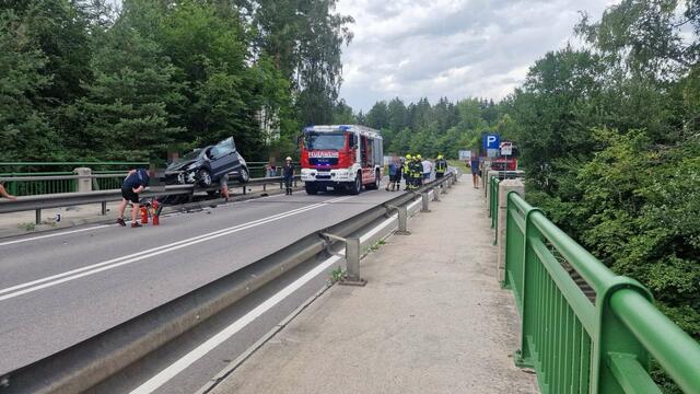 Die zuständige Feuerwehr nahm die Fahrzeugbergung vor und stellte diesen sicher ab. | Foto: DOKU-NÖ