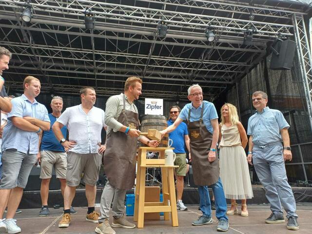 Mit vereinten Kräften und viel Humor gelang der Bieranstich. | Foto: Monika Hammerl