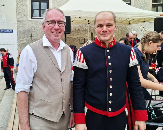 Stadtchef Alexander Stangassinger mit Kapellmeister Hermann Seiwald