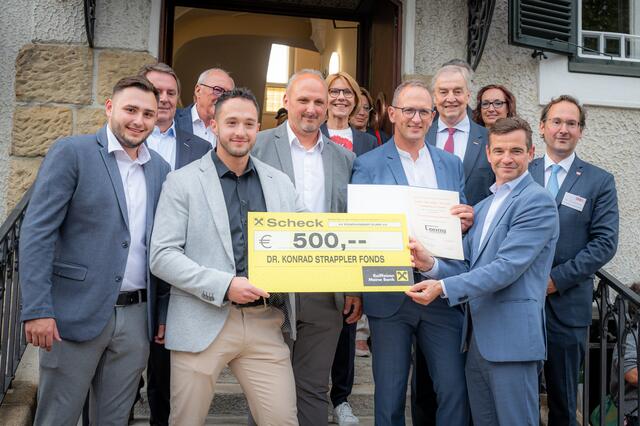 Tobias Inführ, Präsident der WKNÖ Wolfgang Ecker, Werner Moormann, Daniel und Christian Inführ, Bürgermeisterin Andrea Völkl, Dietmar Inführ, Vizepräsident Christian Moser, Frau in der Wirtschaft Bezirksvorsitzende Sabine Danzinger, RAIKA Geschäftsleiter Peter Karlik und Bezirksstellenobmann Andreas Minnich (v.l.). | Foto: Johannes Ehn