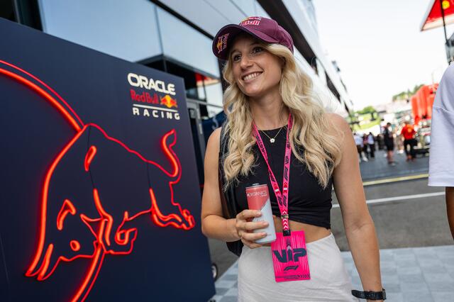 Anna Gasser im Fahrerlager. | Foto: RB Content Pool