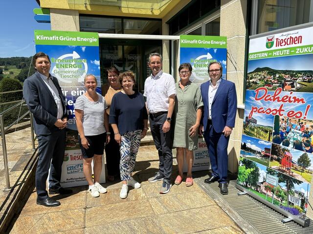 Dietmar Krenn vom Planungsbüro Ing. Gerhard Repnik, die Gemeinderätinnen Annemarie Schmerböck und Monika Käfer, Landesrätin Ursula Lackner, Bürgermeister Martin Weber und weiters aus dem Gemeinderat Marianne Gider und Valentin Krenn (v.l.)  | Foto: Marktgemeinde Tieschen 