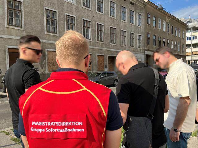 Bei einer Kontrolle des Marktamts MA 59 konnte ein Einsatzteam der Stadt Wien 38 illegal geöffnete Lebensmittelgeschäfte aufdecken. | Foto: Gruppe Sofortmaßnahmen