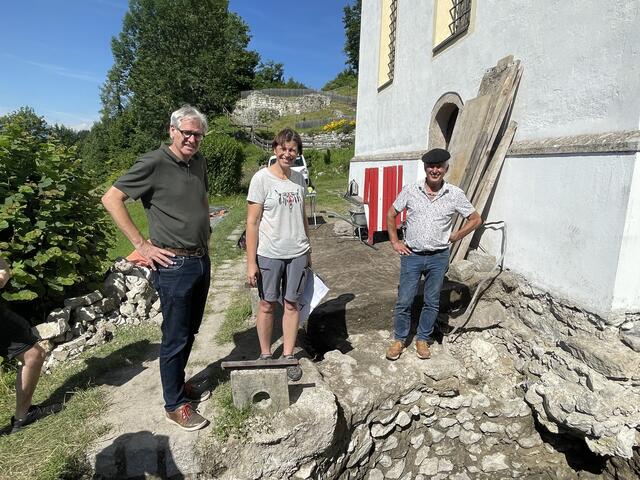 Sensationsfund in Thaur: Hannes Pöll (Denkmalamt), Tamara Senfter (Talpa-Wörgl) und Joe Bertsch (Verein Chronos) präsentieren ihre Entdeckungen.  | Foto: Kendlbacher