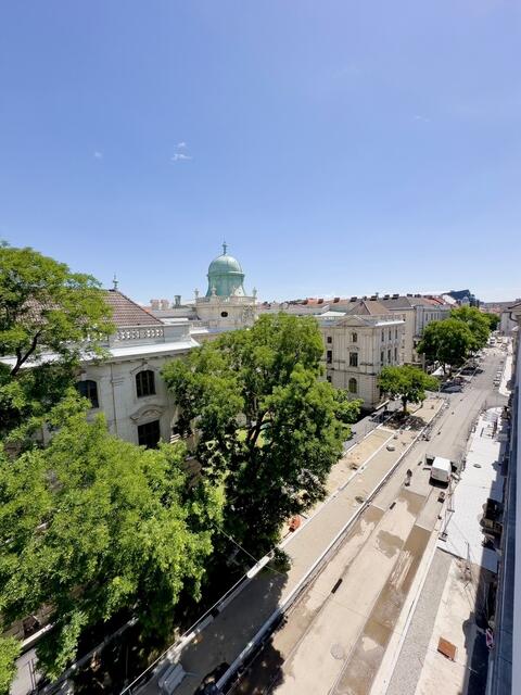 Die neugestaltete Neutorgasse wird am Freitag eröffnet, in einer Umfrage sprachen sich 67 Prozent für die neue Straßenbahnstrecke aus. 
 | Foto: Holding Graz