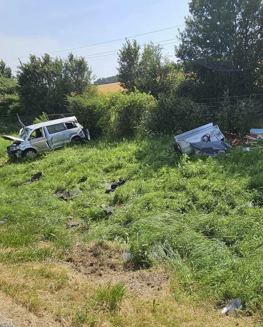 Ein PKW landete gestern Nachmittag im Straßengraben auf der A4 bei Parndorf. | Foto: FF Parndorf