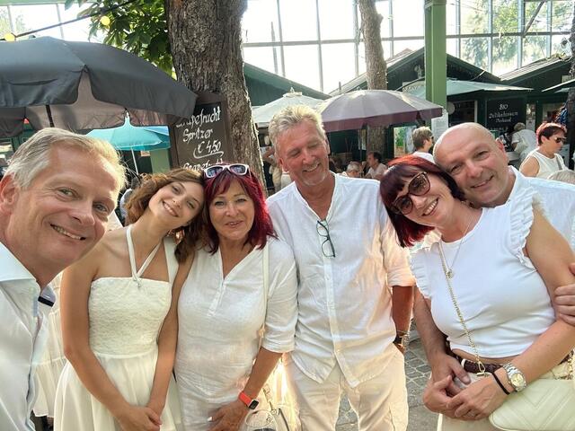 Alex, Nicole, Inge, Walter und Ehepaar Binder am Weg zum Fest!