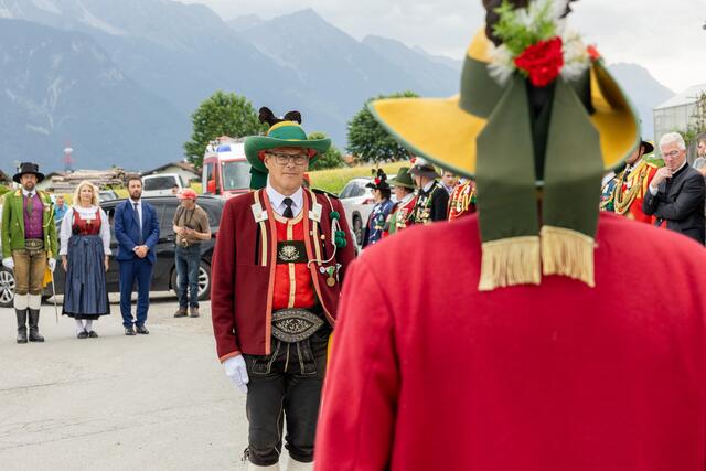 Der neue Bataillonskommandant Hans Knoflach nahm die Meldungen entgegen. | Foto: Paul Weber