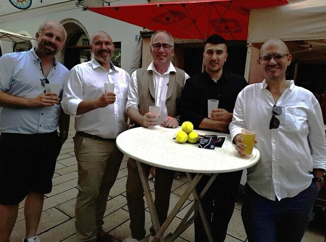 Im Schatten schmeckte ein kühles Bier besonders