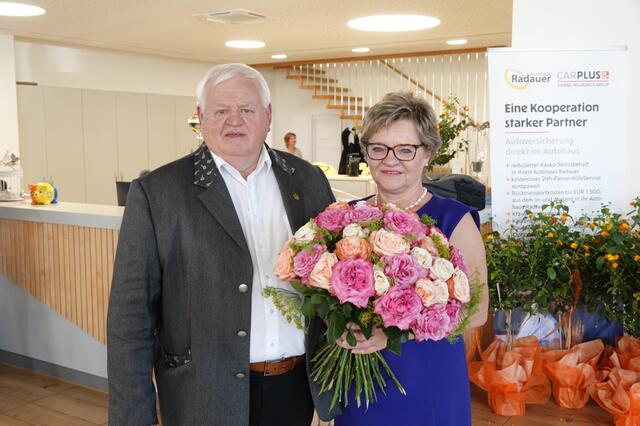 35 Rosen für 35 Jahre - das und besonders liebe Worte war das Geschenk von Bernhard an seine Rosi. | Foto: Michael Blinzer