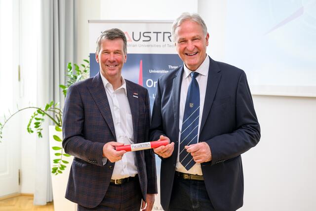 TU Graz Rektor Horst Bischof (l.) übergab die Staffel an Rektor Peter Moser von der Montanuniversität Leoben. | Foto: Matthias Heisler
