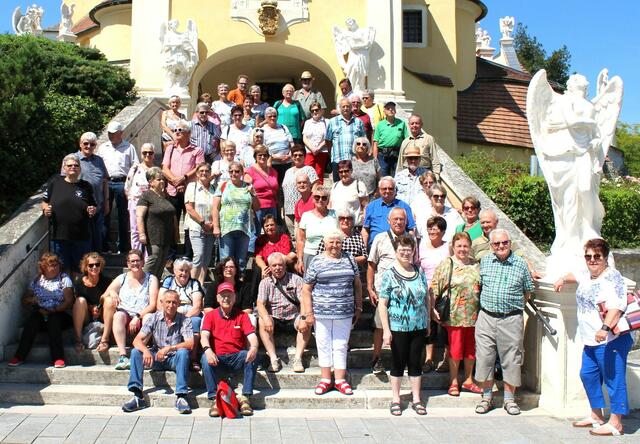 Die Teilnehmer am 121. Ausflug vor der Haydnkirche in Eisenstadt. | Foto: Volkshilfe Poysdorf