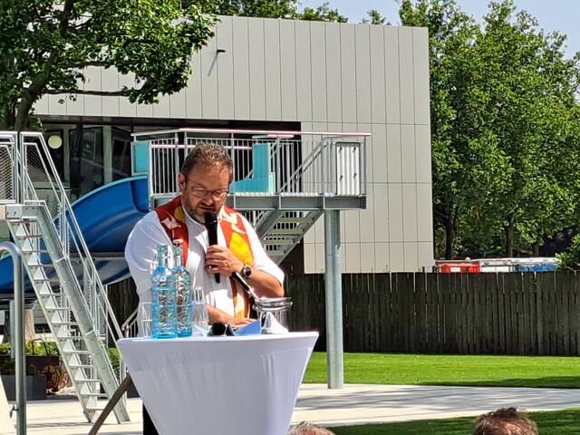 Pfarrer Peter Bösendorfer nahm die Segnung des neuen Gebäudes vor. | Foto: Stefanie Machtinger