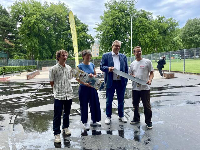 Antonio Aiello (Obmann Skateboard Club Vienna), Bezirksvorsteherin Silvia Nossek (Grüne), Stadtrat Peter Hacker (SPÖ) und Uwe Ballon (Skate4fun) bei der Eröffnung.  | Foto: Rieger/RMW