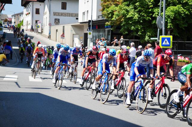 Volles Rohr durch das Ortszentrum von Axams – das Tempo der 2. Etappe war durchgehend hoch - Tour of Austria 2023 | Foto: Hassl