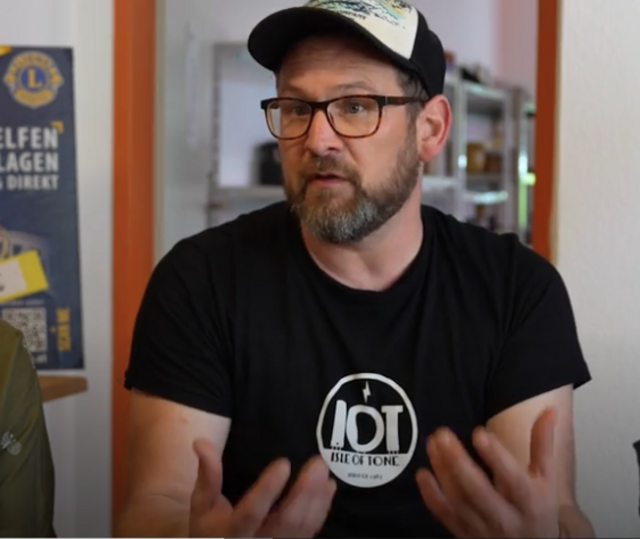 "Wir sind für alles dankbar, was wir erhalten. Wir sind von Unternehmen, die uns Sponsern abhängig. Viele Firmen wollen bewusst etwas Gutes tun und helfen uns. Es gibt einfach so viele gute Leute, die einfach mitdenken. Sie bekommen in ihren Firmen selbst die Verschwendung mit und wollen so etwas einlenken", erzählt Johannes Potocnik (Projektleiter). | Foto: Stefan Schubert