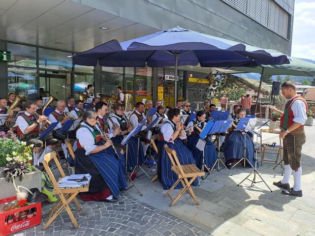 Die MK Gossensass eröffnete das Festprogramm mit einem Frühschoppen  | Foto: Lorenzatto