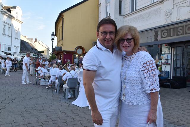 Herbert und Edda Dopplinger lauschen der Stadtmusik Baden. | Foto: Preineder
