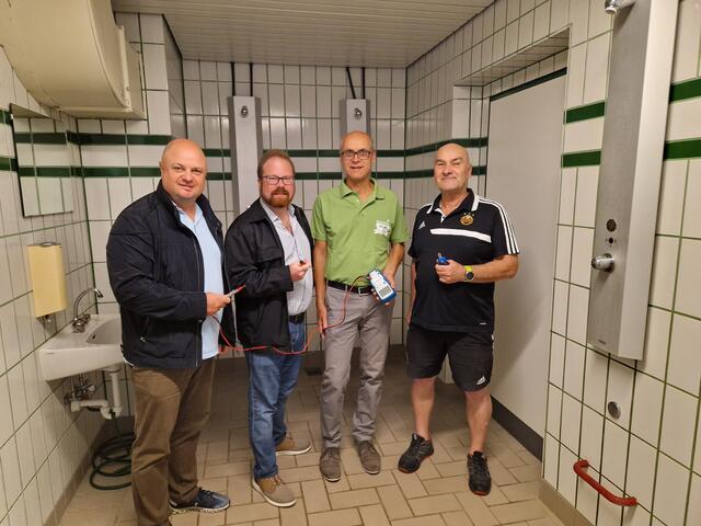 STR Erich Hauptmann, Bürgermeister Christoph Artner, Bernhard Mayer-Helm und Hallenwart Sepp Schneider  | Foto: Mayer-Helm