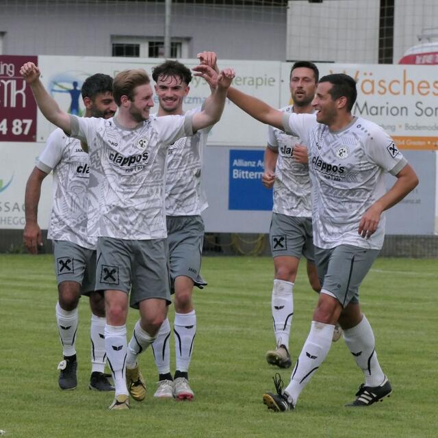 Damit am Fußballplatz in der Bezirkshauptstadt Scheibbs auf dem Feld gejubelt werden kann, ist die Pflege des Rasens unerlässlich.  | Foto: SV Scheibbs