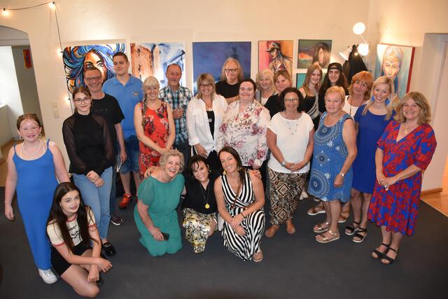 Alle Künstler*innen auf einem Bild vereint. Die Vernissage im Schloss Fügen war wieder ein voller Erfolg.  | Foto: Haun