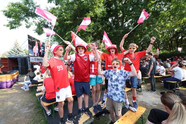 "Fußball-Fans dürfen sich auf die besten Austropop-Hits aller Jahrzehnte sowie regionale Kulinarik und faire Bierpreise freuen", heißt es seitens der Veranstalter der Fanzone Prater. | Foto: leisure communications/Denise Auer