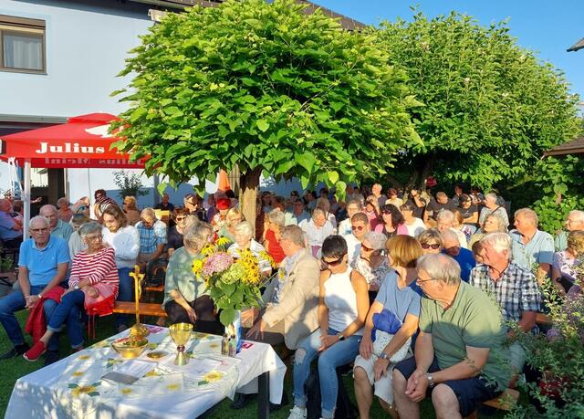 Traditionell feiert Pfarrer Edi Muhrer im Sommer Outdoor-Gottesdienste bei den Leuten, wie hier in der ComeBäckerei.  | Foto: privat