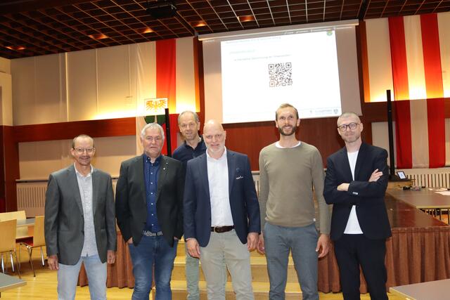 Die Planer von der Firma Planoptimo Helmut Köll, Bgm. Helmut Mall, Rainer Krismer, Martin Raffeiner (Obmann Verkehrsausschuss), Florian Hauser und Paul Burgstaller, (v.l.).  | Foto: Elisabeth Zangerl