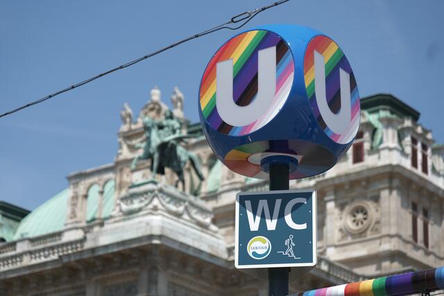 Bunt, bunter, Wiener Linien: Der U-Bahn-Würfel in Regenbogenfarben bei der Wiener Oper bleibt bestehen. | Foto: Max Spitzauer/RMW