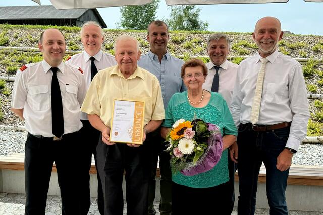 Wolfgang Weitzenböck, Franz Danzinger, Fritz Poinstingl, Dietmar Hipp, Anna Poinstingl, Vzbgm. Günther Prinz, Bgm. Josef Schaden | Foto: Gemeinde Schweiggers