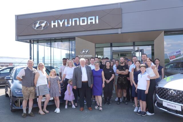 Das Team des Autohauses freute sich über den Zuspruch und die neue Marke am Spielberger Standort. | Foto: Michael Blinzer