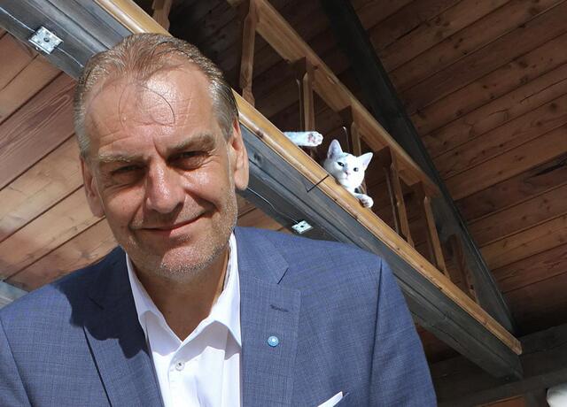 Herr Kollross und das Samtpfötchen, das auf den Namen Herr Kater hört, im Urlaubsdomizil im kühlen Waldviertel. | Foto: Kollross