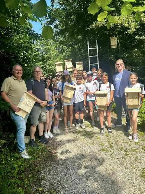OV Anton Geister mit Lehrern und Schülern der MS Hausmening im Kokeschwald. | Foto: MS Hausmening