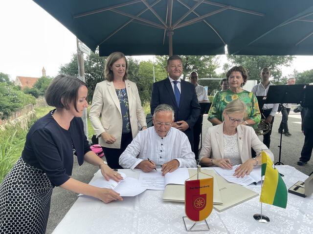 Der finale Akt: Nach langer intensiver Vorbereitung kam es nun zur Unterzeichnung des Vertrags für den Verbund.  | Foto: MeinBezirk 