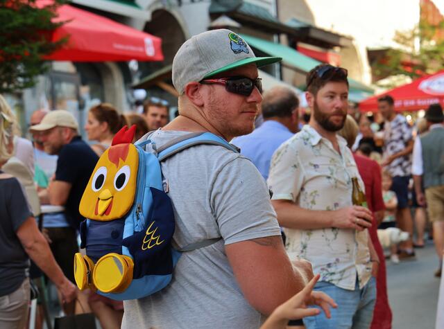 "Mein" Bild des Tages: Ein Papa im Einsatz beim Sommerfest in Golling.  | Foto: Maria Tiefenbacher-Schöndorfer, 2024