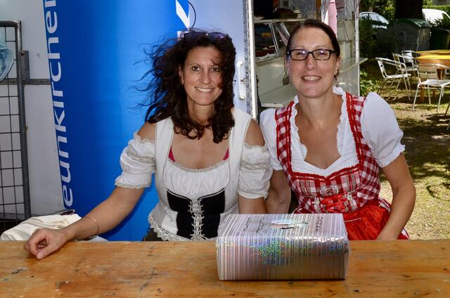 Elisabeth Höller und Monika Ofner am Eingang | Foto: Elisabeth Peinsipp