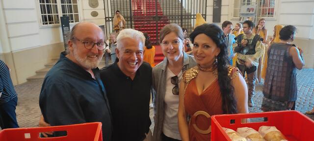 Claudia Berger (2. von rechts) versorgte Bühnenbildner Hans Kudlich, Dirigent Christoph Campestrini und Norma Darstellerin Karina Flores sowie das gesamte Team mit einer Jause.  | Foto: operklosterneuburg