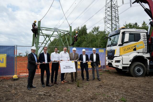Offizieller Spatenstich. Florian Pilz (Geschäftsführer Netz Burgenland), Reinhard Czerny (Aufsichtsratsvorsitzender Netz Burgenland, CFO Burgenland Energie AG), Stephan Sharma (Vorstandsvorsitzender, CEO Burgenland Energie AG), Landeshauptmann Hans Peter Doskozil, Hannes Androsch (Aufsichtsratsvorsitzender EUROPTEN), Wilfried Rendl (CEO EUROPTEN) und Franz Rossler (CFO EUROPTEN). | Foto: Burgenland Energie AG