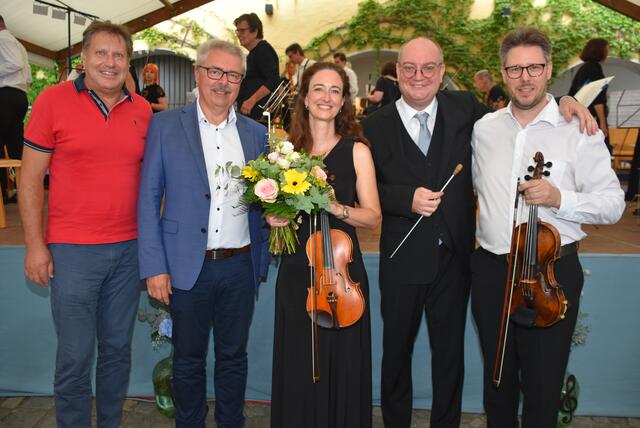 Camerata Medica Wien ließ Bruckners 4. Symphonie, die Romantische, auf Burg Kreuzen erklingen. Friedrich Kaindlstorfer, Bgm. Manfred Nenning, Melisande Messner-Kolp (Obfrau), künstlerischer Leiter Nicolas Radulescu (Bad Kreuzen), Konzertmeister Philipp Kischnick-Röck.  | Foto: Robert Zinterhof