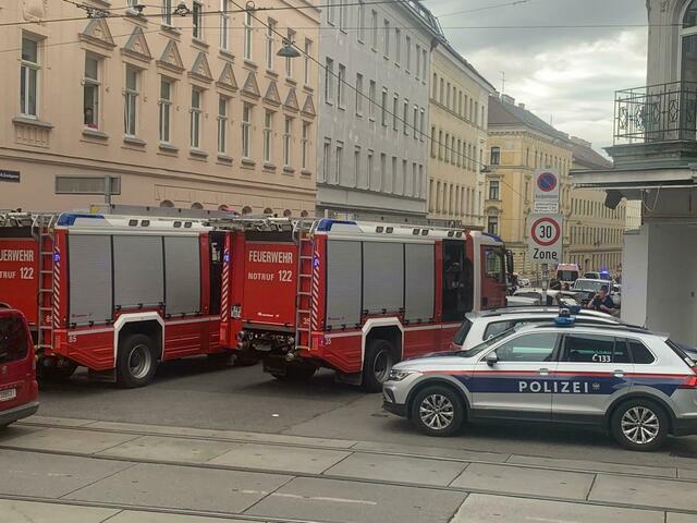 Zu einem Großaufgebot an Einsatzkräften kam es am Montagmorgen in Penzing. | Foto: Leserreporter