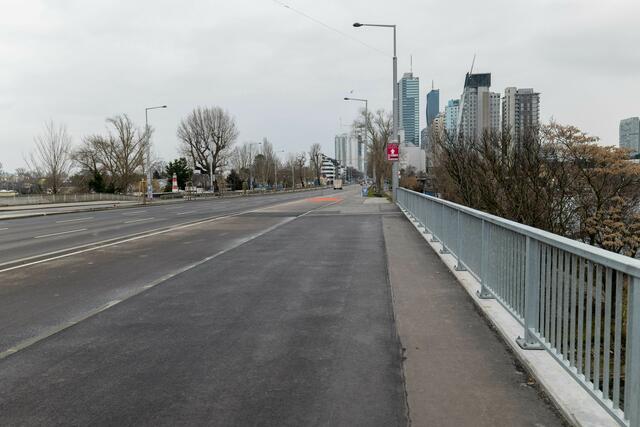 Derzeit ist die Wagramer Straße etwas kahl. Mit der Radwegoffensive soll sich das ändern. | Foto: Markus Spitzauer