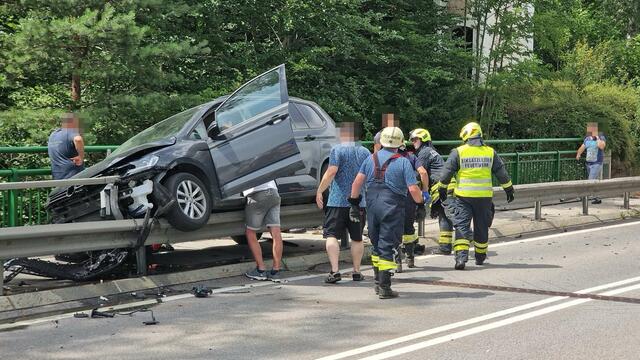 Beim Unfall riss ein Teil der Leitschiene ab und durchbohrte den PKW in das Fahrzeuginnere.  | Foto: DOKU-NÖ